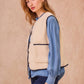 Gilet in ecopelliccia con profili intrecciati blu