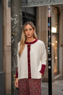 Cardigan bicolore con bottoni a contrasto