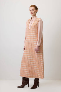 Abito pinafore in tweed a quadri con scollo a V