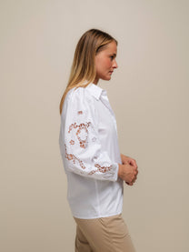 Blusa in cotone con maniche ricamate