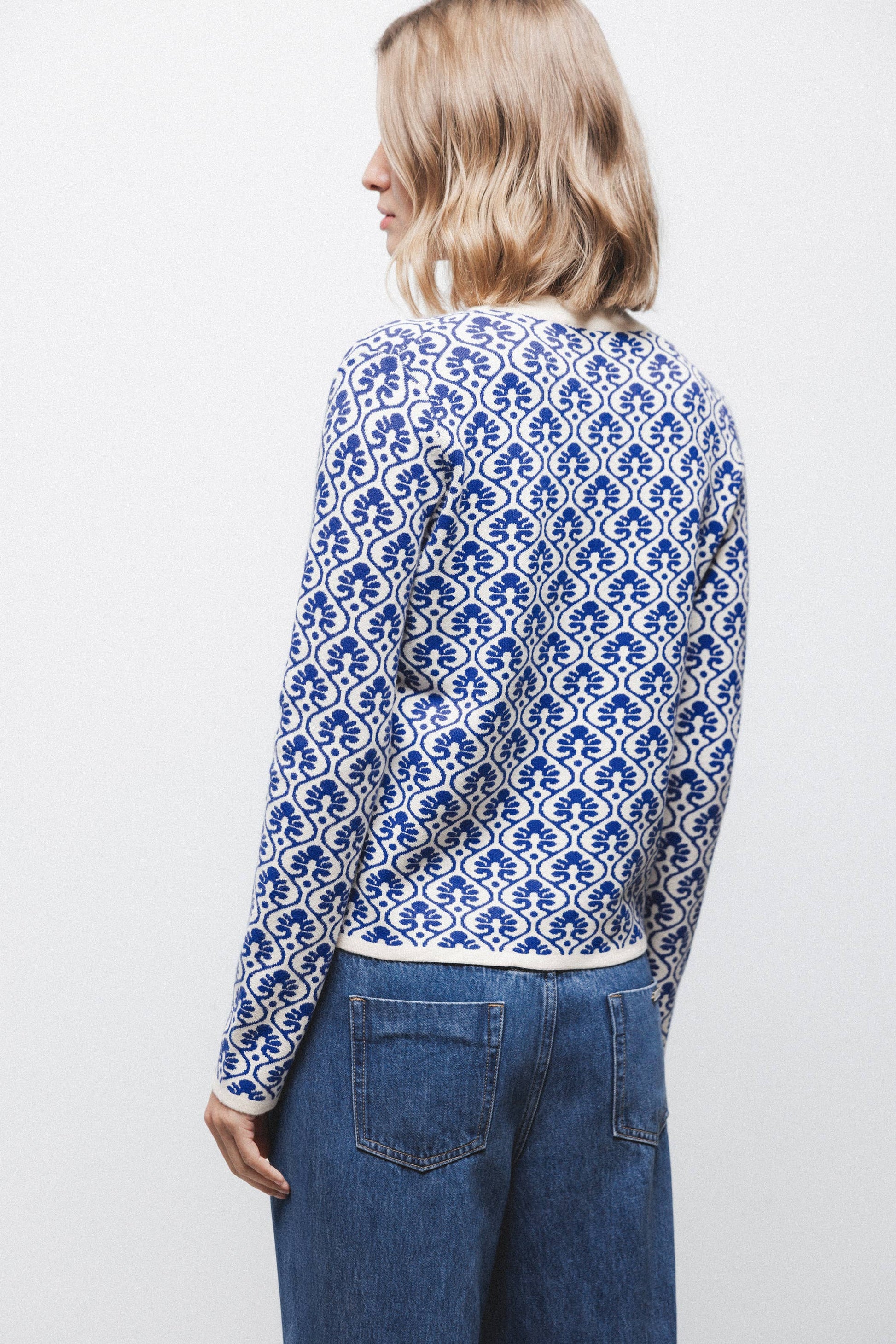 Maglione jacquard con motivo geometrico e scollo a V