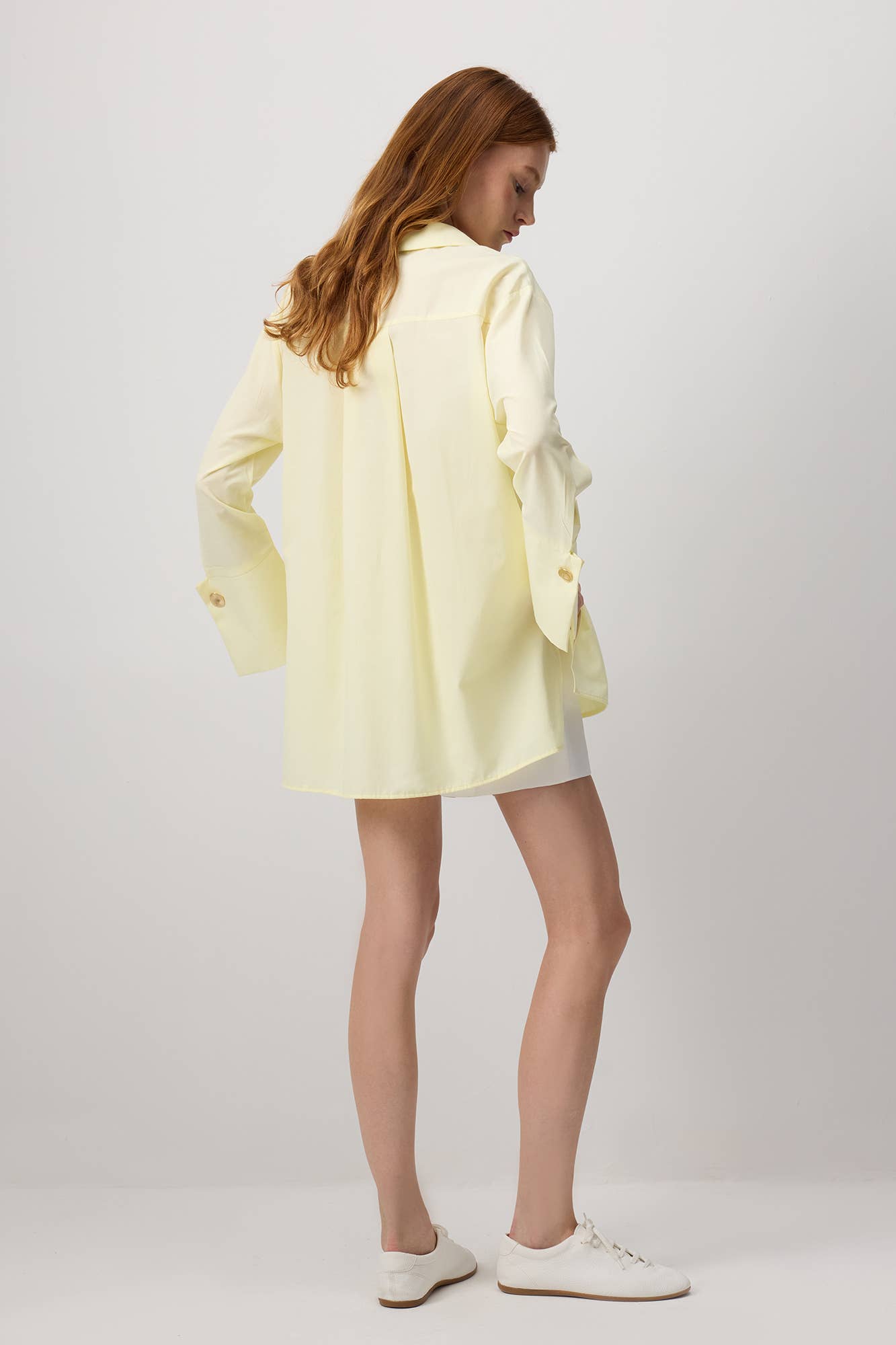 Camicia in popeline giallo burro con polsini oversize