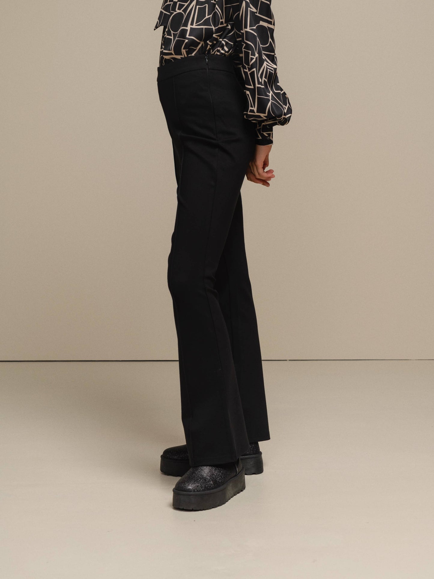 Pantaloni neri a vita alta da donna