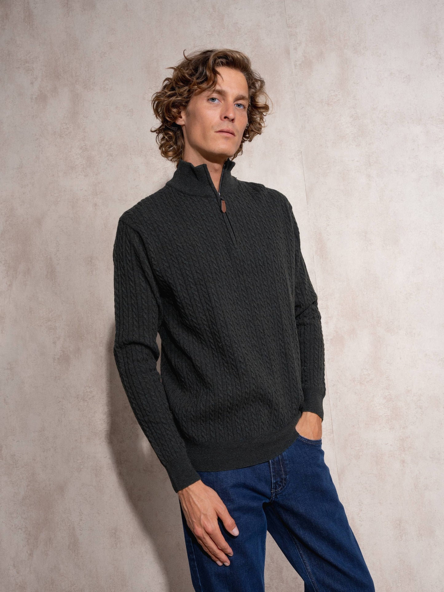 Maglia uomo a mezza zip in cotone con lavorazione a trecce