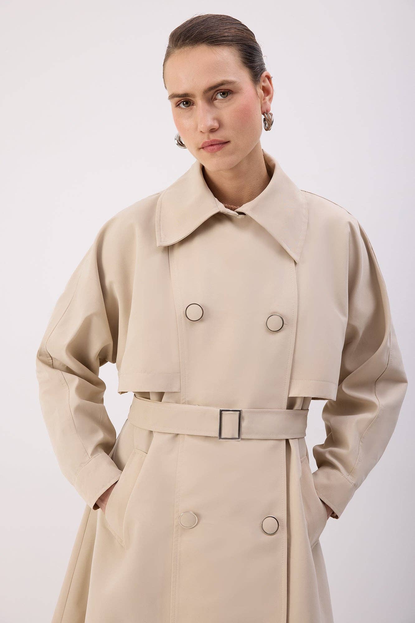 Trench cappotto doppiopetto con colletto dritto e cintura