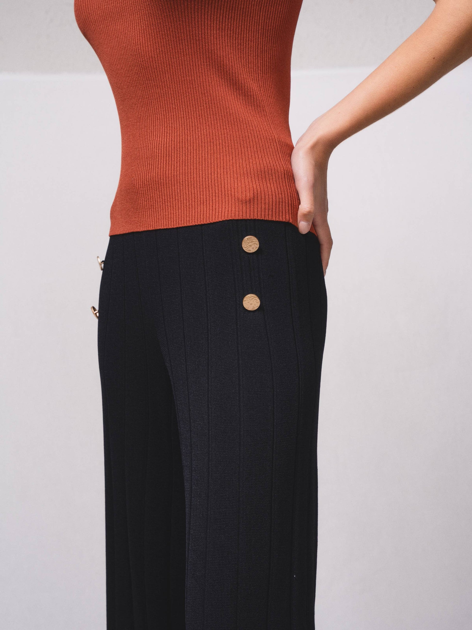 Pantaloni in maglia fine a coste con bottoni dorati