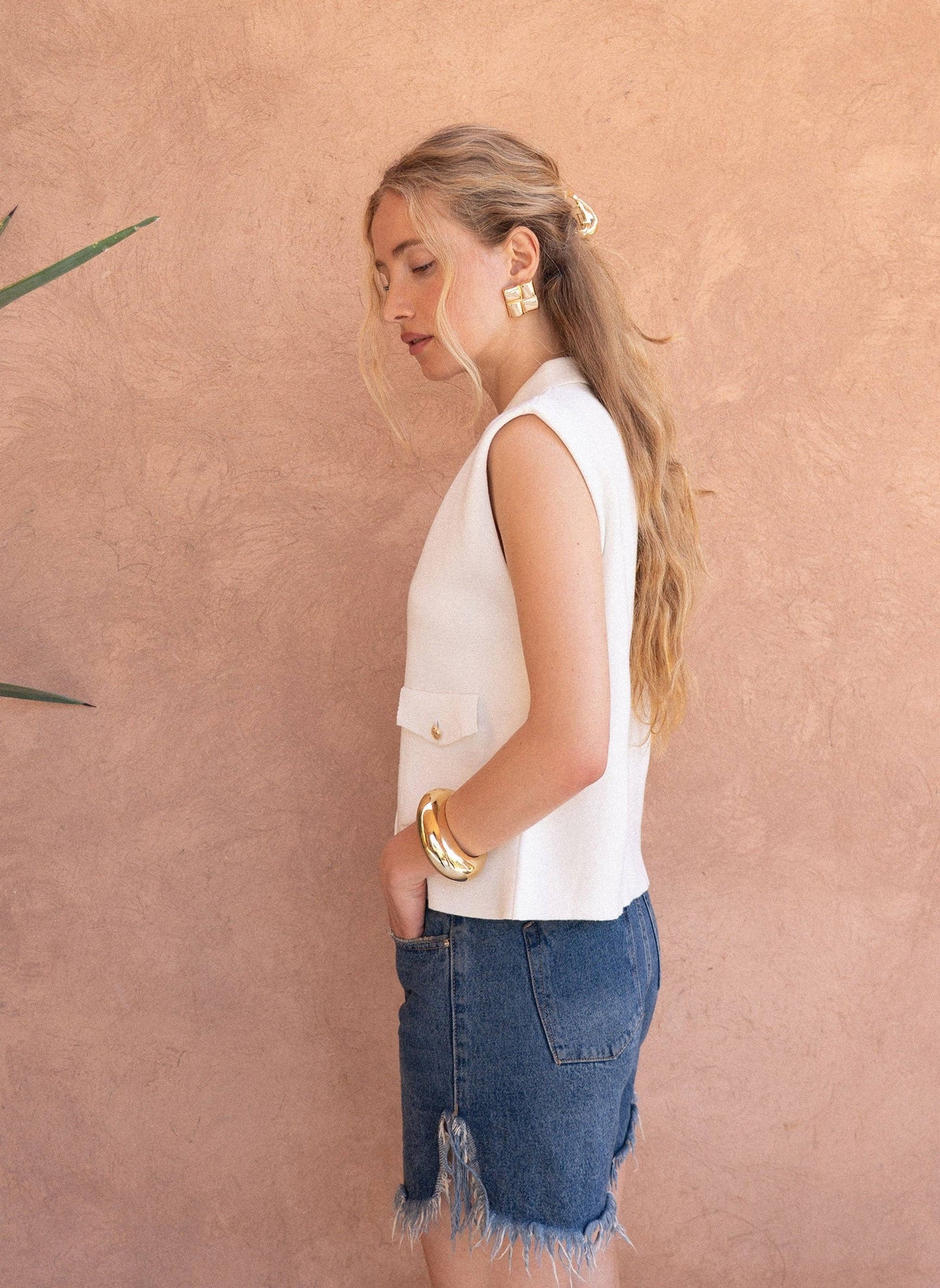 Cardigan smanicato bianco in maglia con bottoni