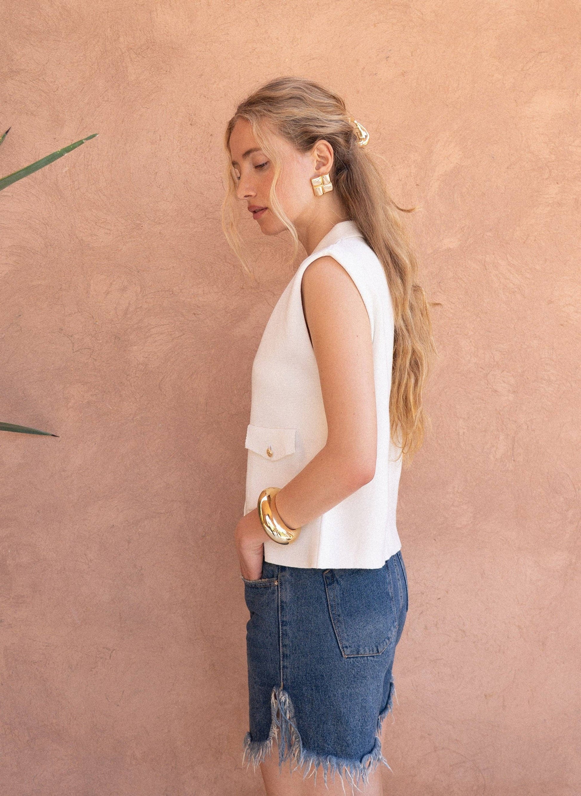 Cardigan smanicato bianco in maglia con bottoni