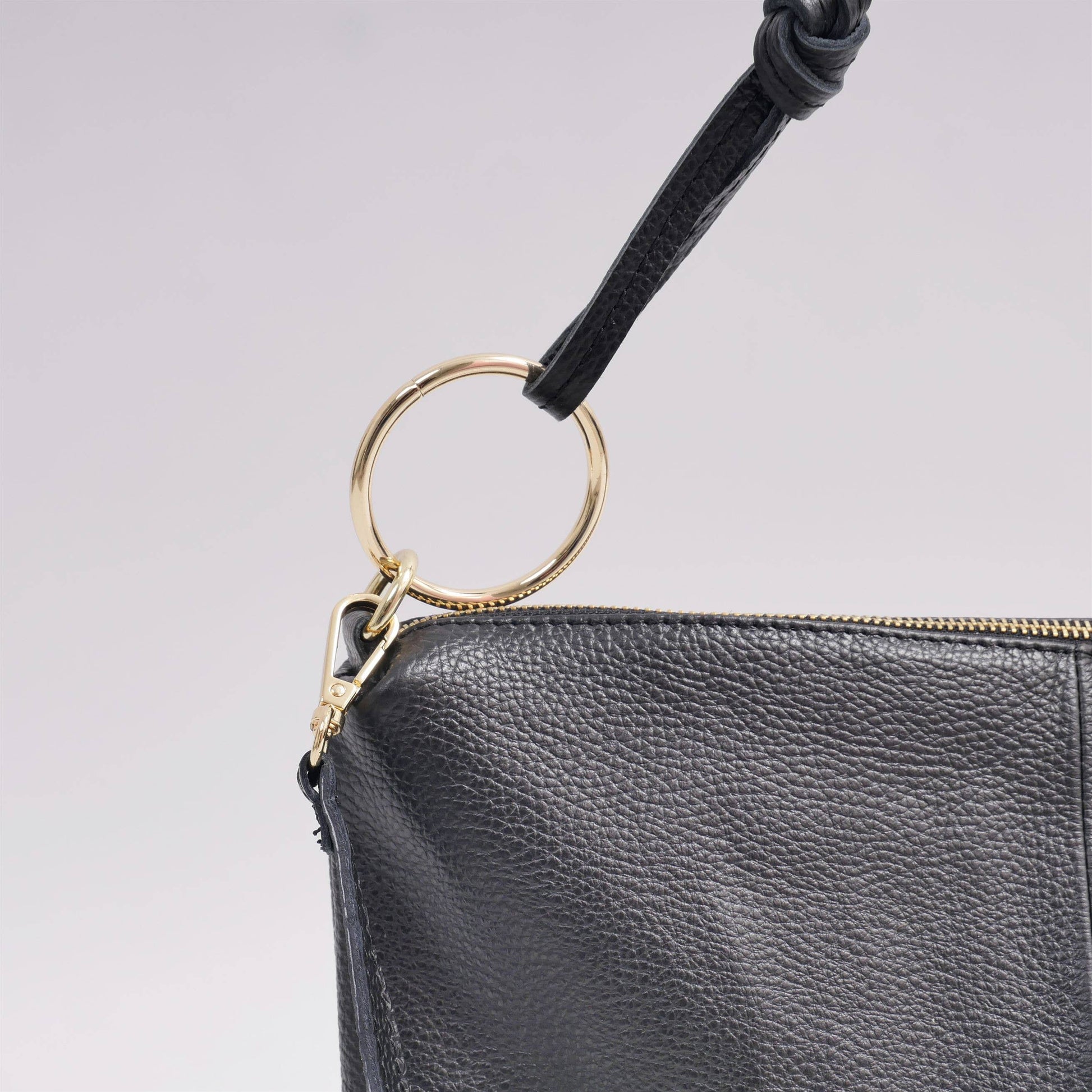 Borsa a spalla in pelle con anelli metallici