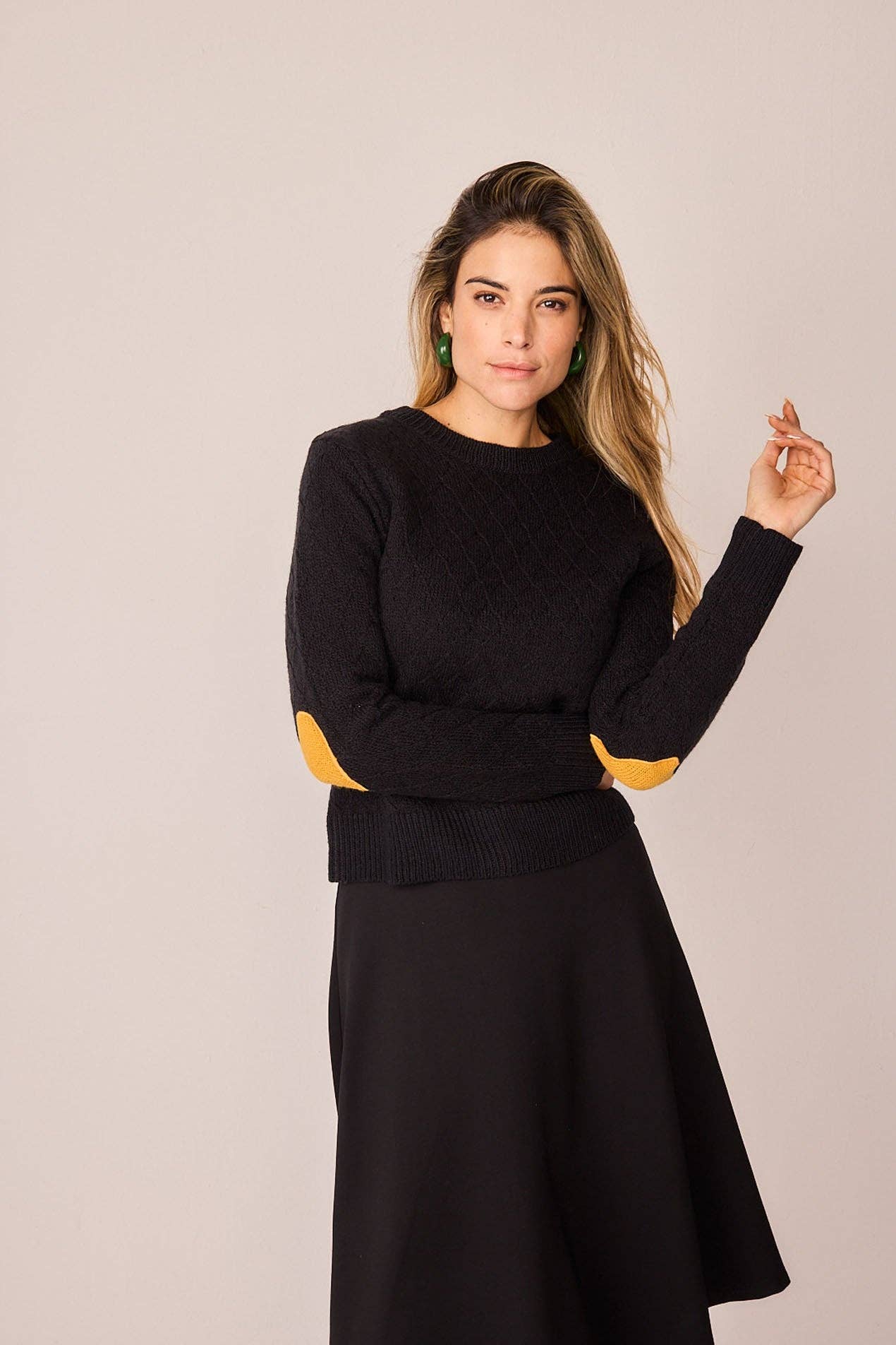 Maglione nero con toppe a cuore e bottoni sul retro