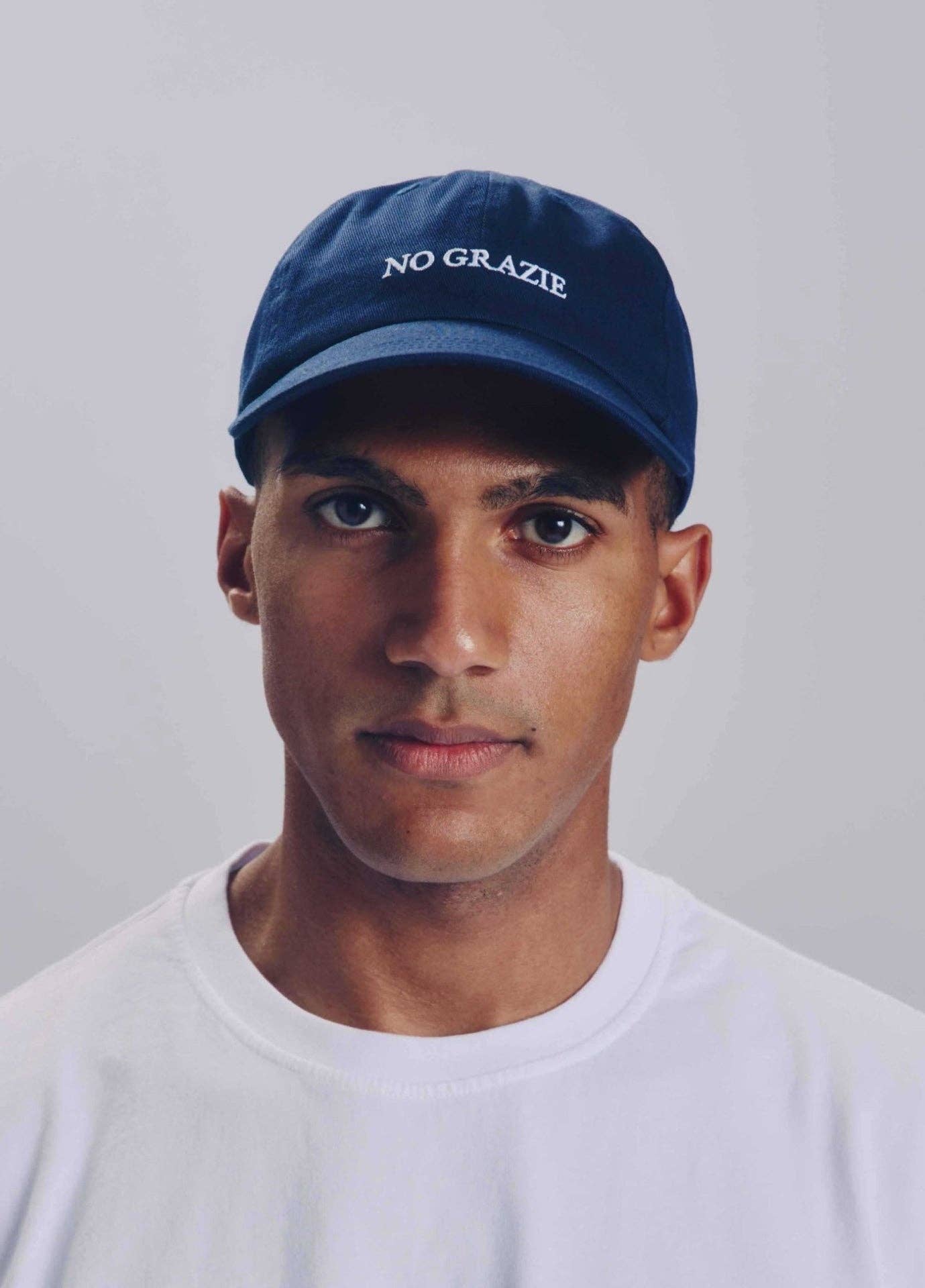 Cappellino blu scuro “No Grazie” ricamato
