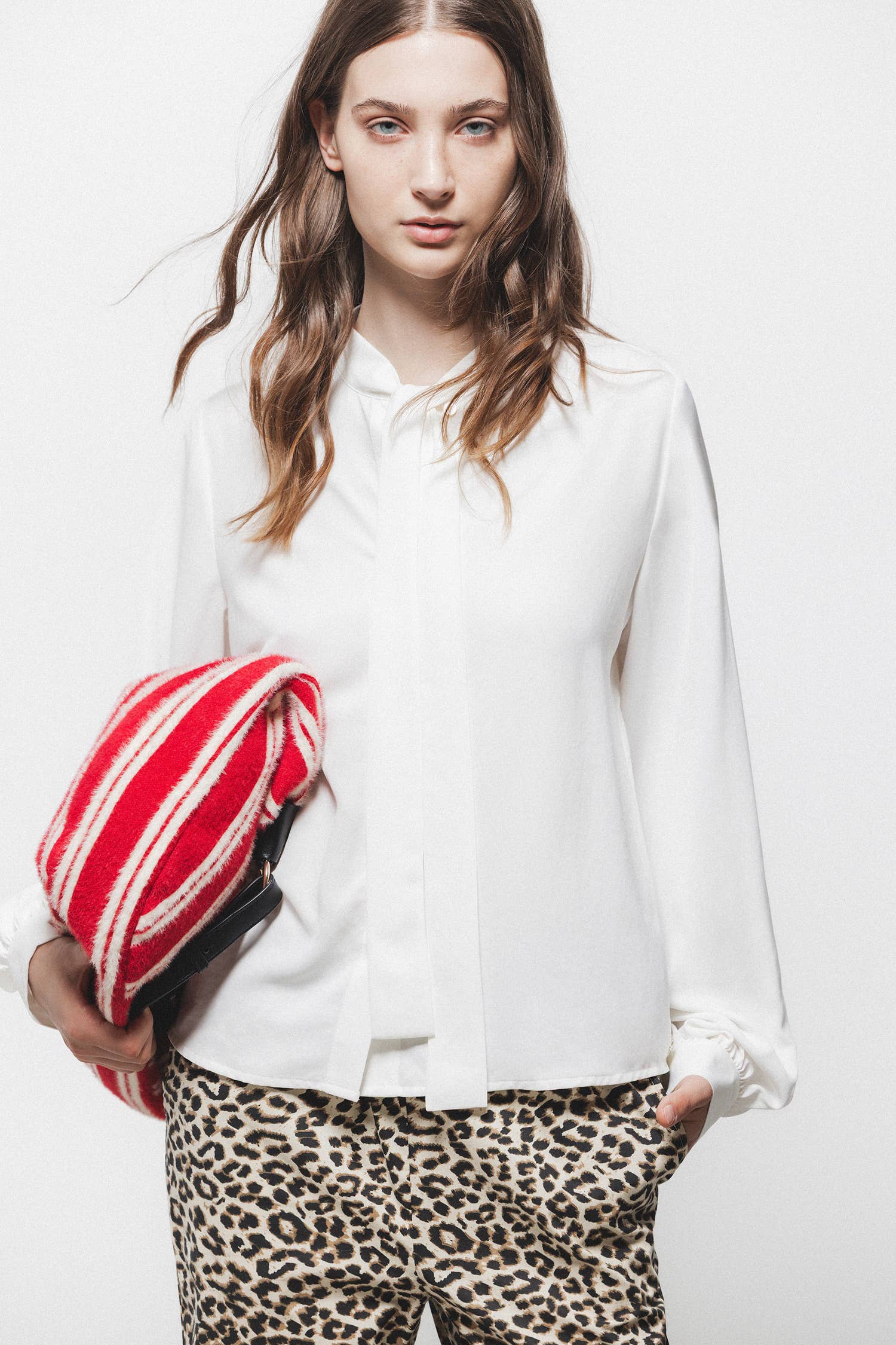 Blusa con fiocco al collo