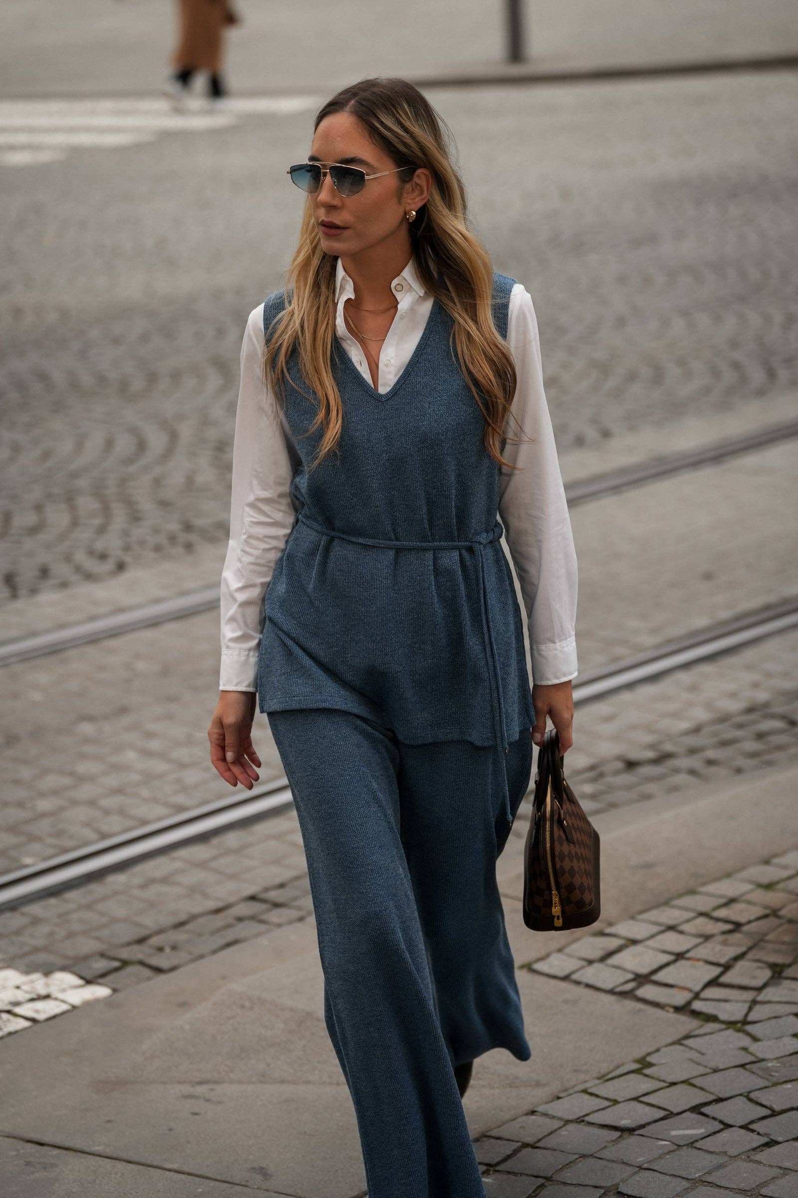 Tunica in maglia con cintura e scollo a V