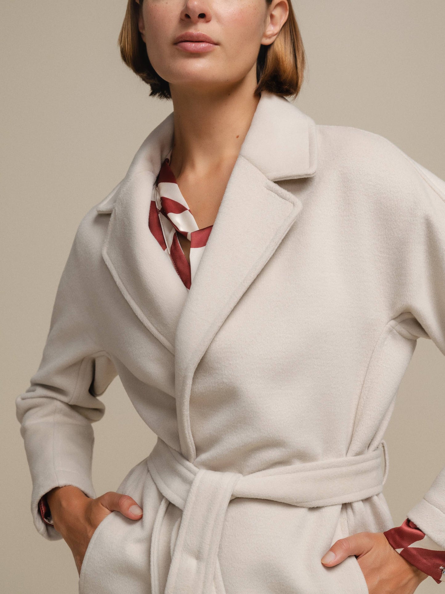 Cappotto lungo con cintura in vita