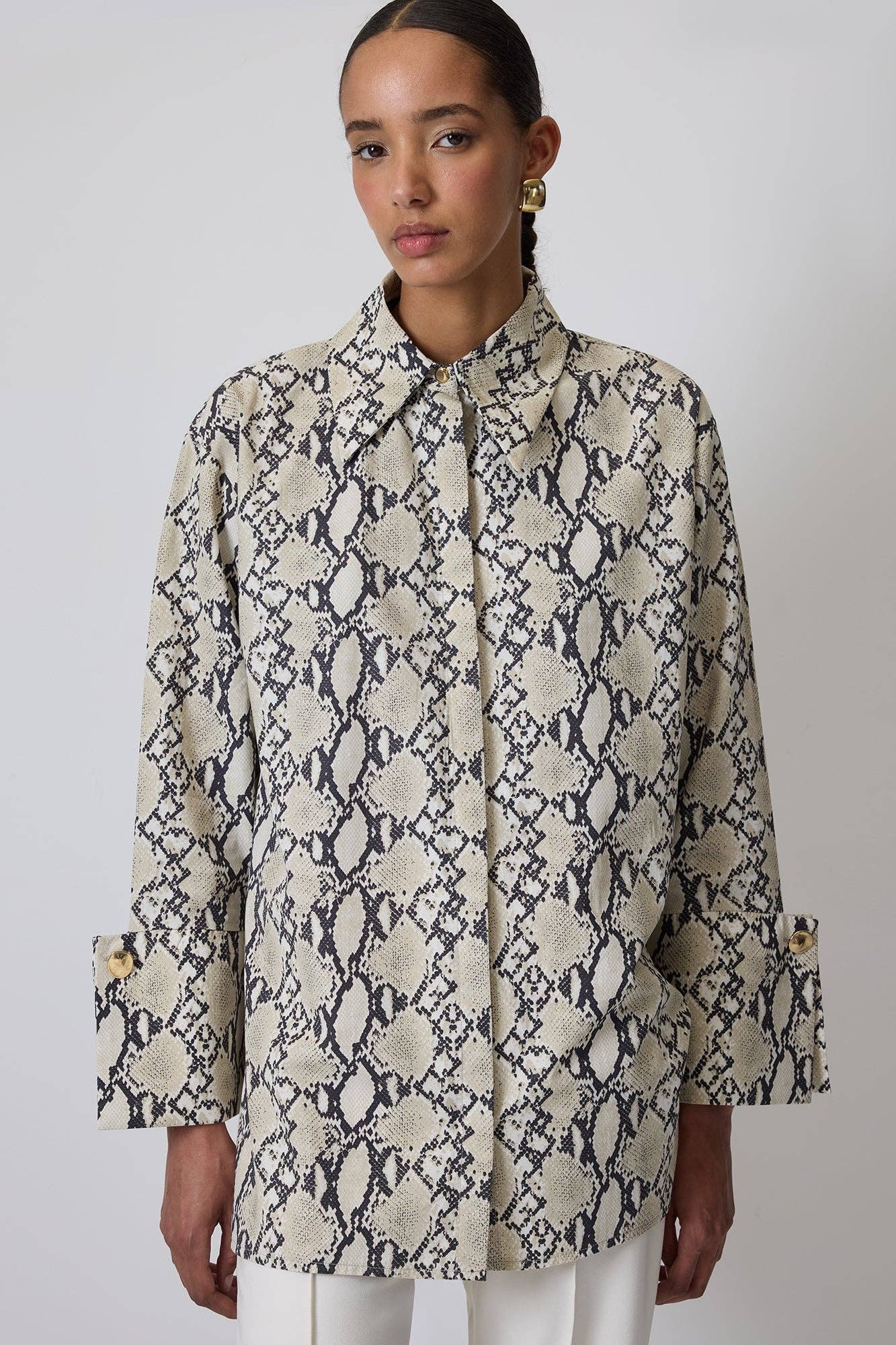 Camicia in cotone con stampa serpente e polsini larghi