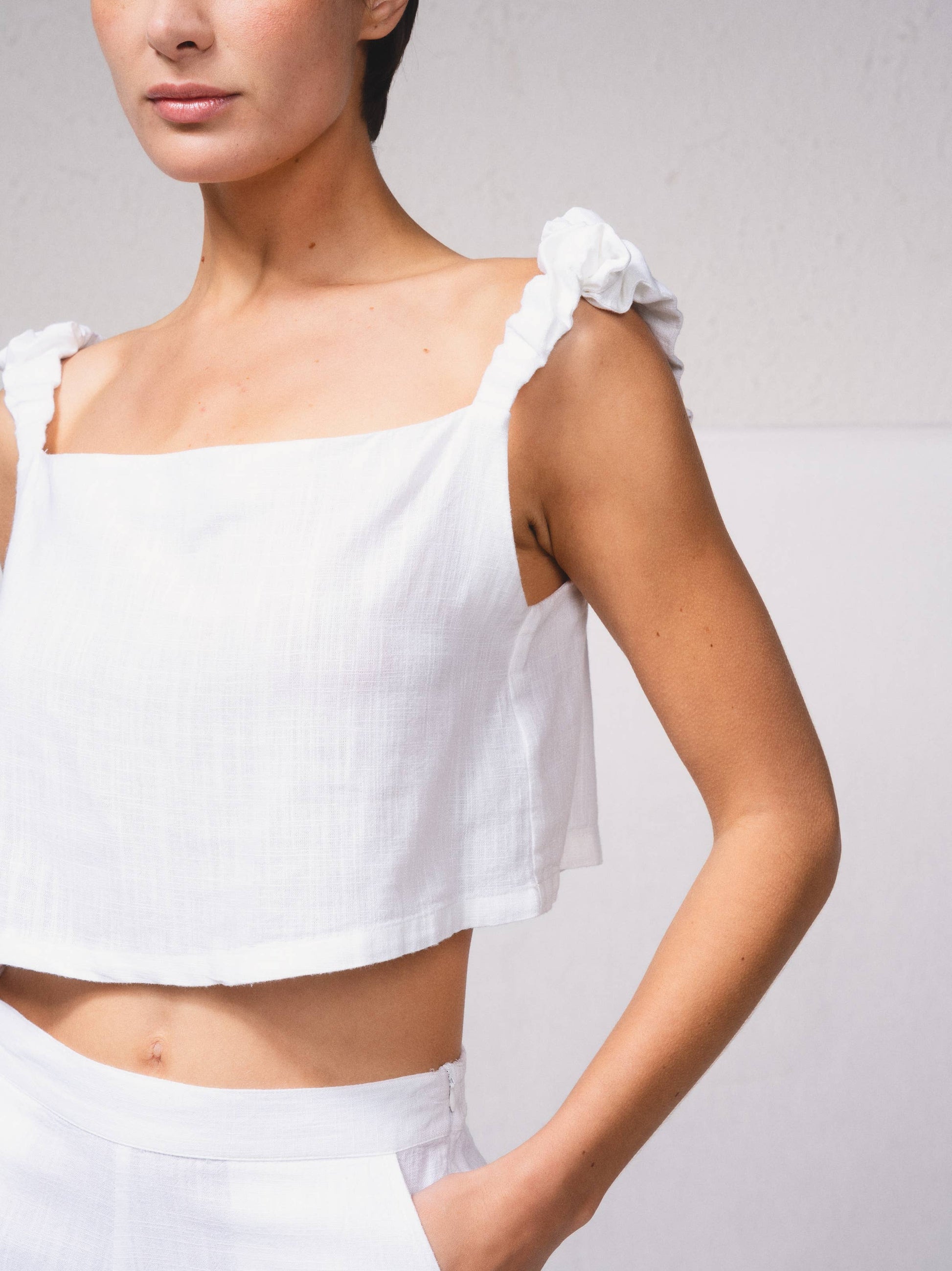 Top corto in lino con spalline arricciate