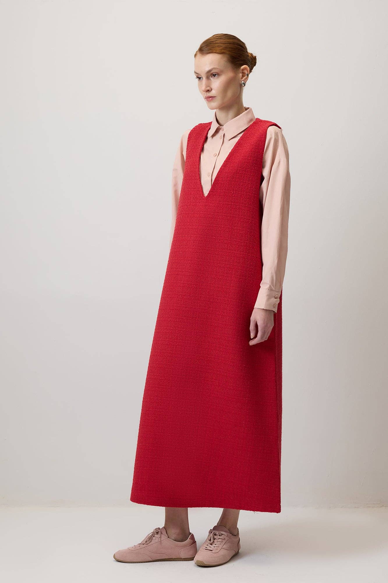 Abito pinafore in tweed con scollo a V rosso