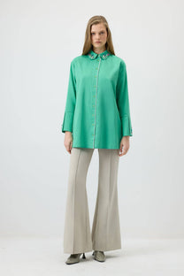 Camicia verde con dettagli gioiello