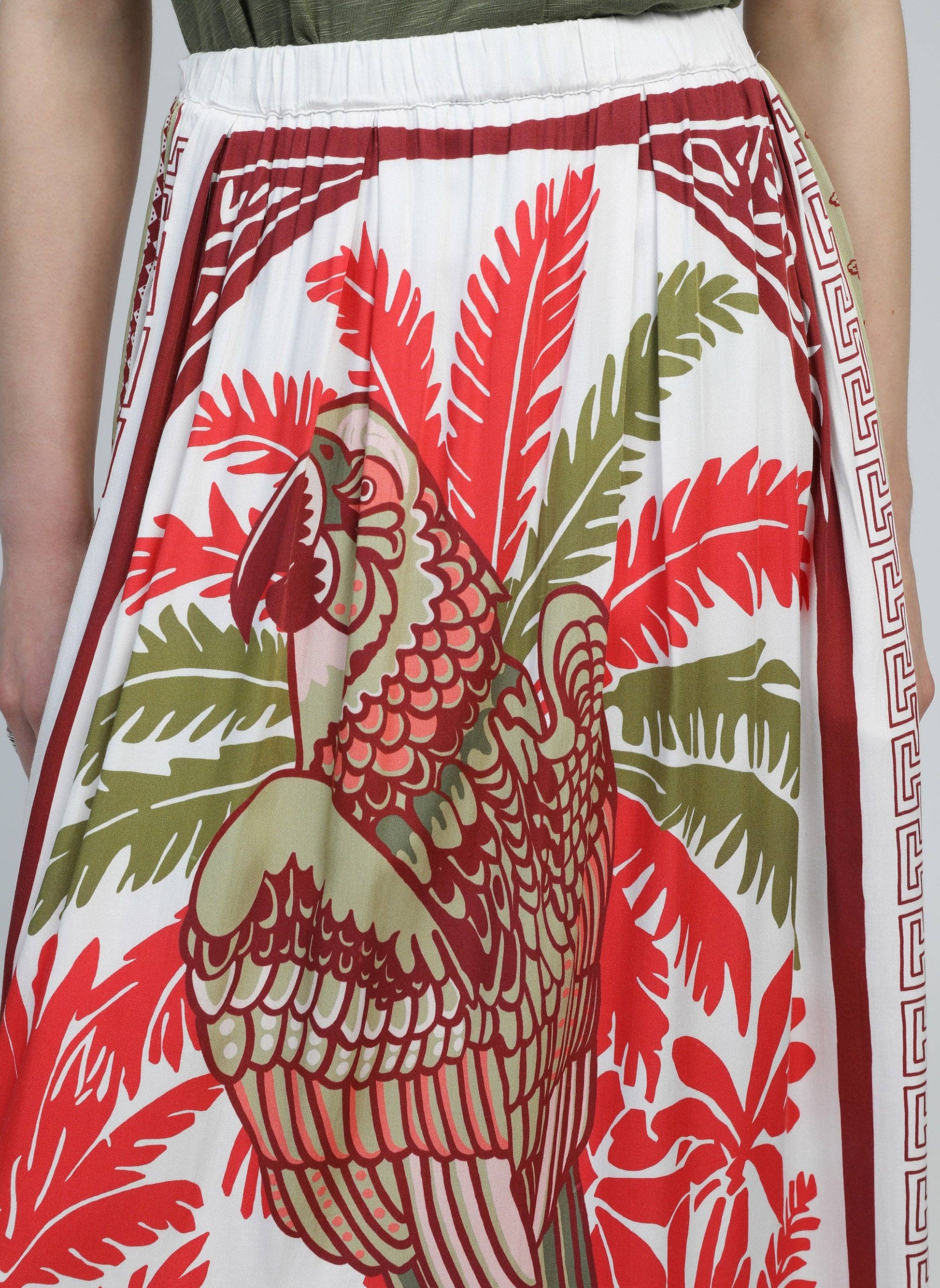 Gonna midi a vita alta con stampa pappagallo rossa