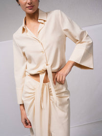 Blusa con nodo frontale e colletto a camicia