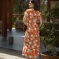Abito midi terracotta con stampa floreale