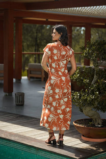 Abito midi terracotta con stampa floreale