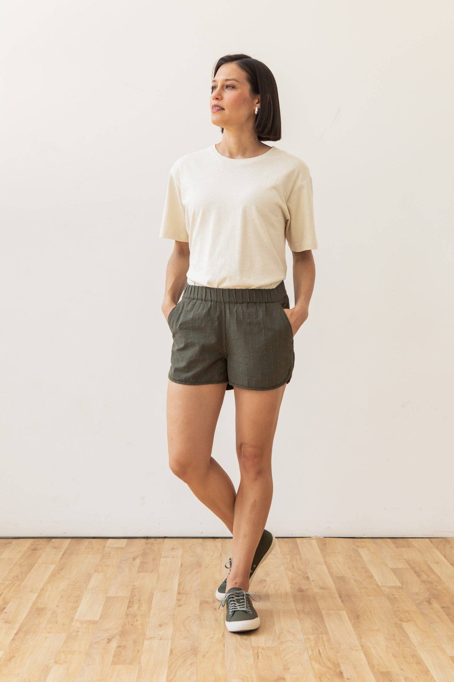 Shorts track Luca a righe oliva in lino e cotone