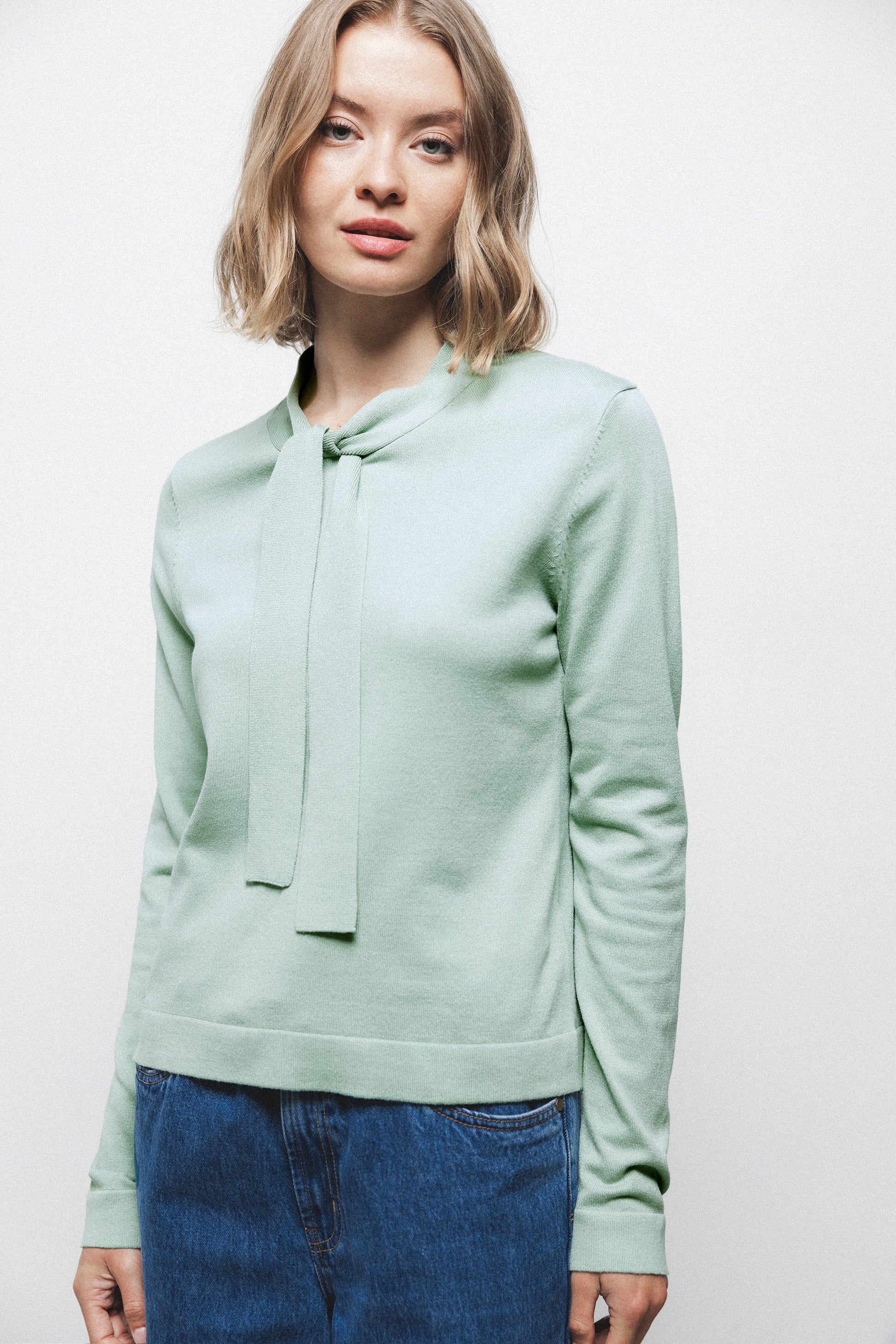 Maglione in maglia rasata con fiocco e scollo a V
