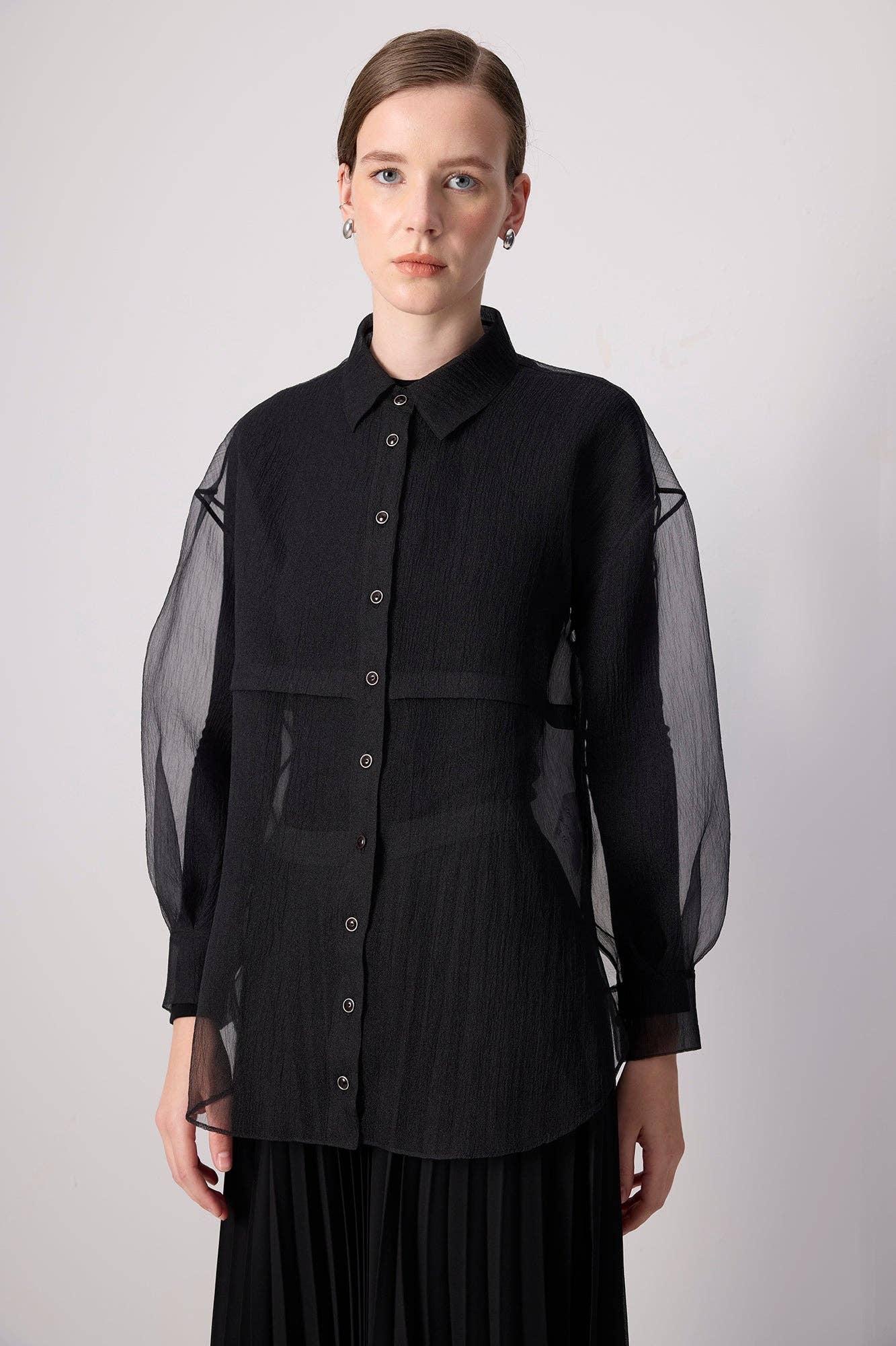 Camicia in organza nera con maniche trasparenti