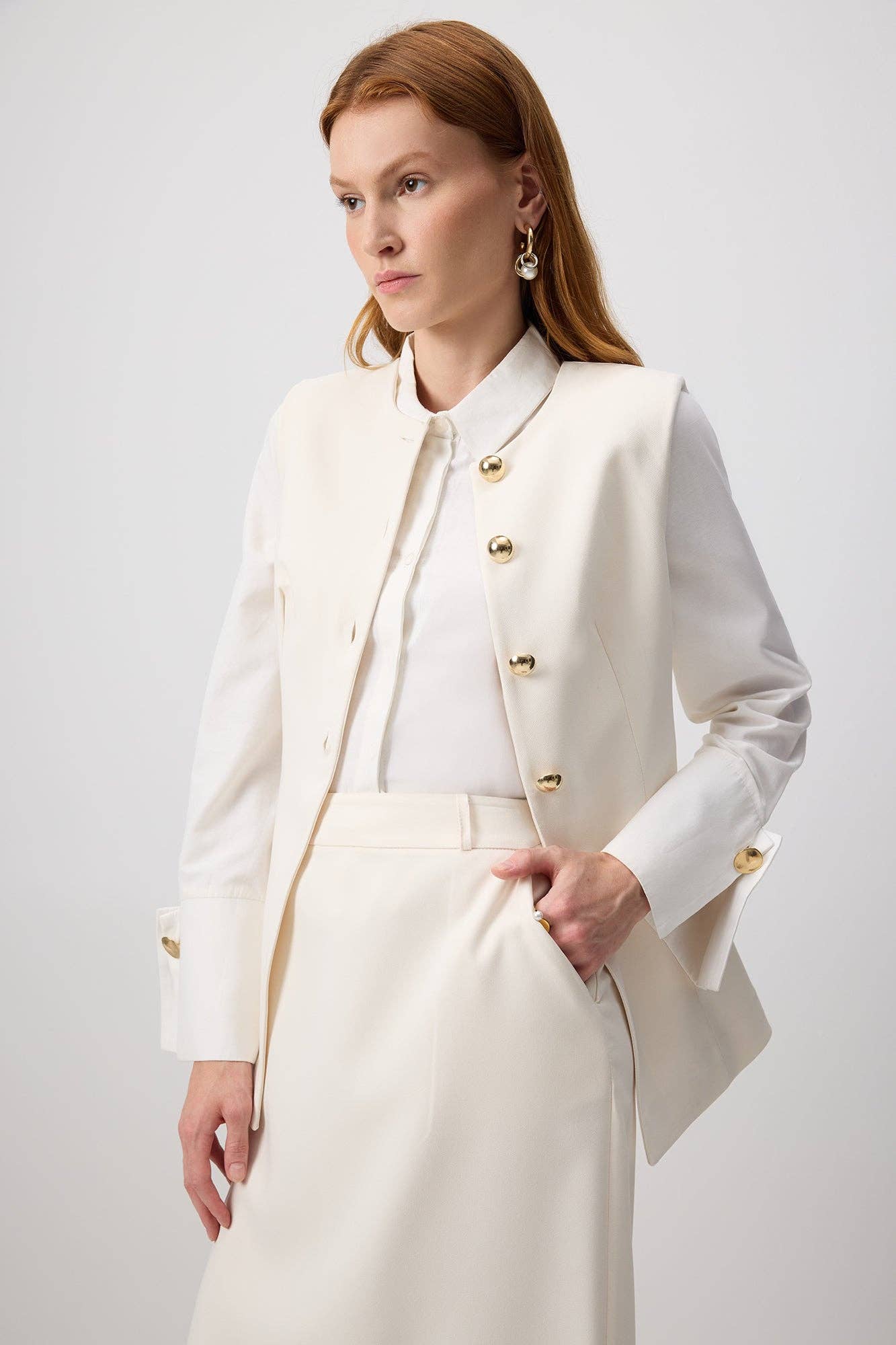 Gilet aderente crema con bottoni dorati