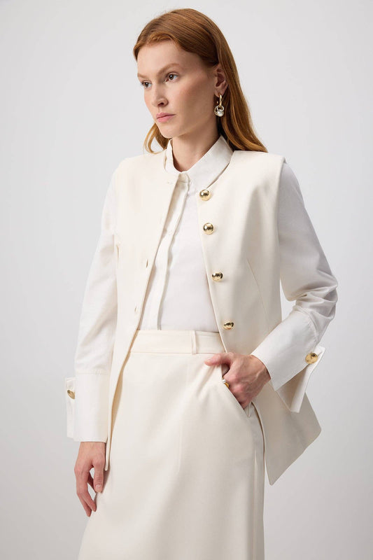 Gilet aderente crema con bottoni dorati
