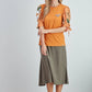 Top in cotone arancione con maniche a sbuffo floreali