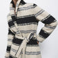 Cappotto bouclé intrecciato a righe con cintura