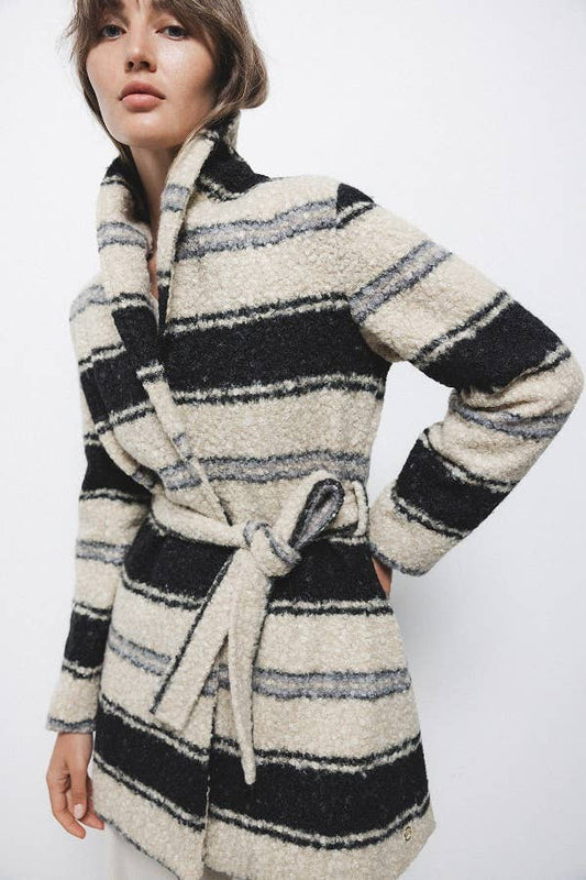 Cappotto bouclé intrecciato a righe con cintura