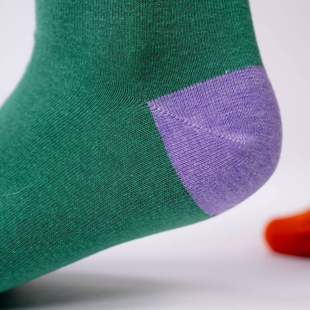 Calzini in cotone pettinato verdi con punta arancione e tallone viola