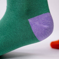 Calzini in cotone pettinato verdi con punta arancione e tallone viola