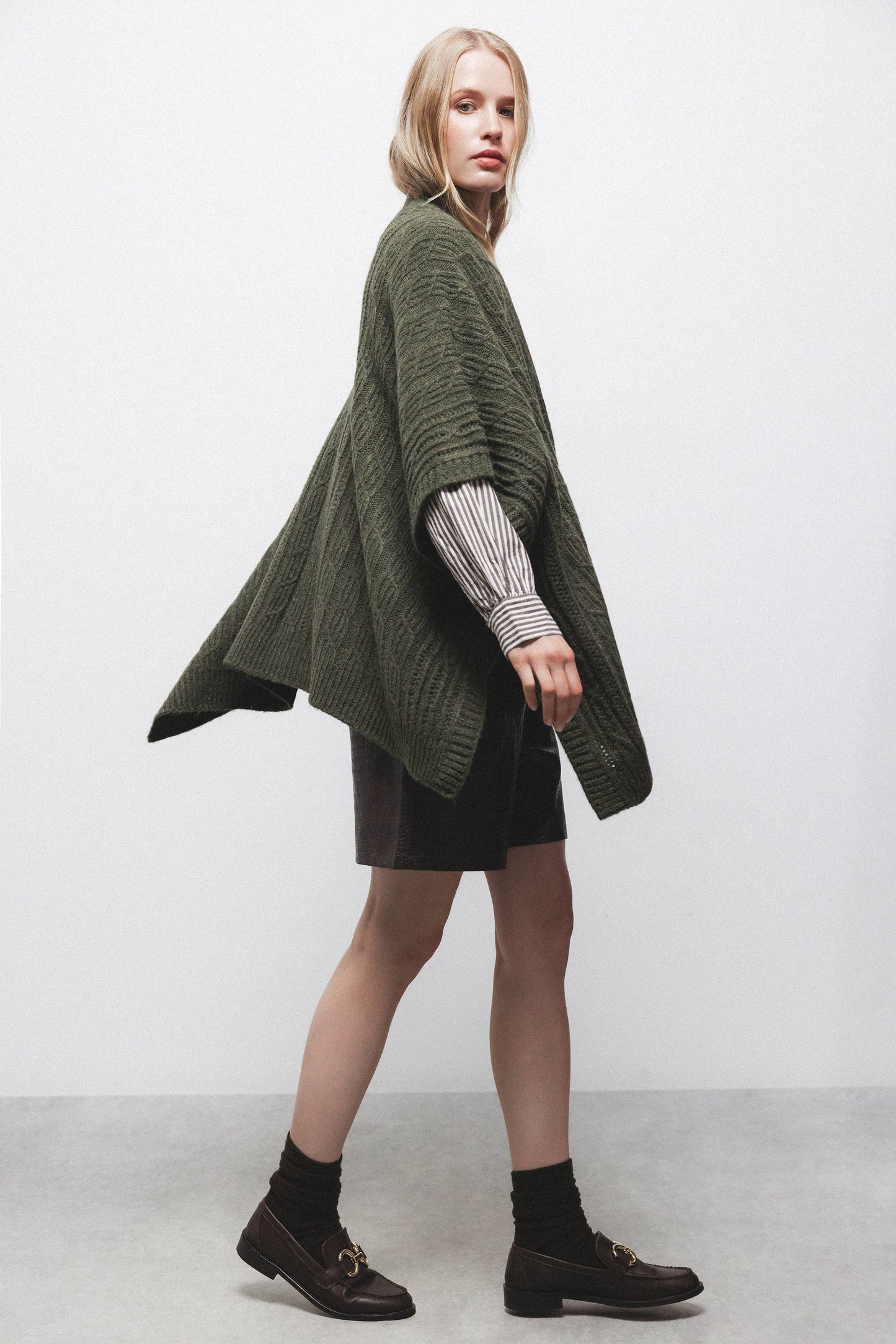 Mantella in maglia con tasche