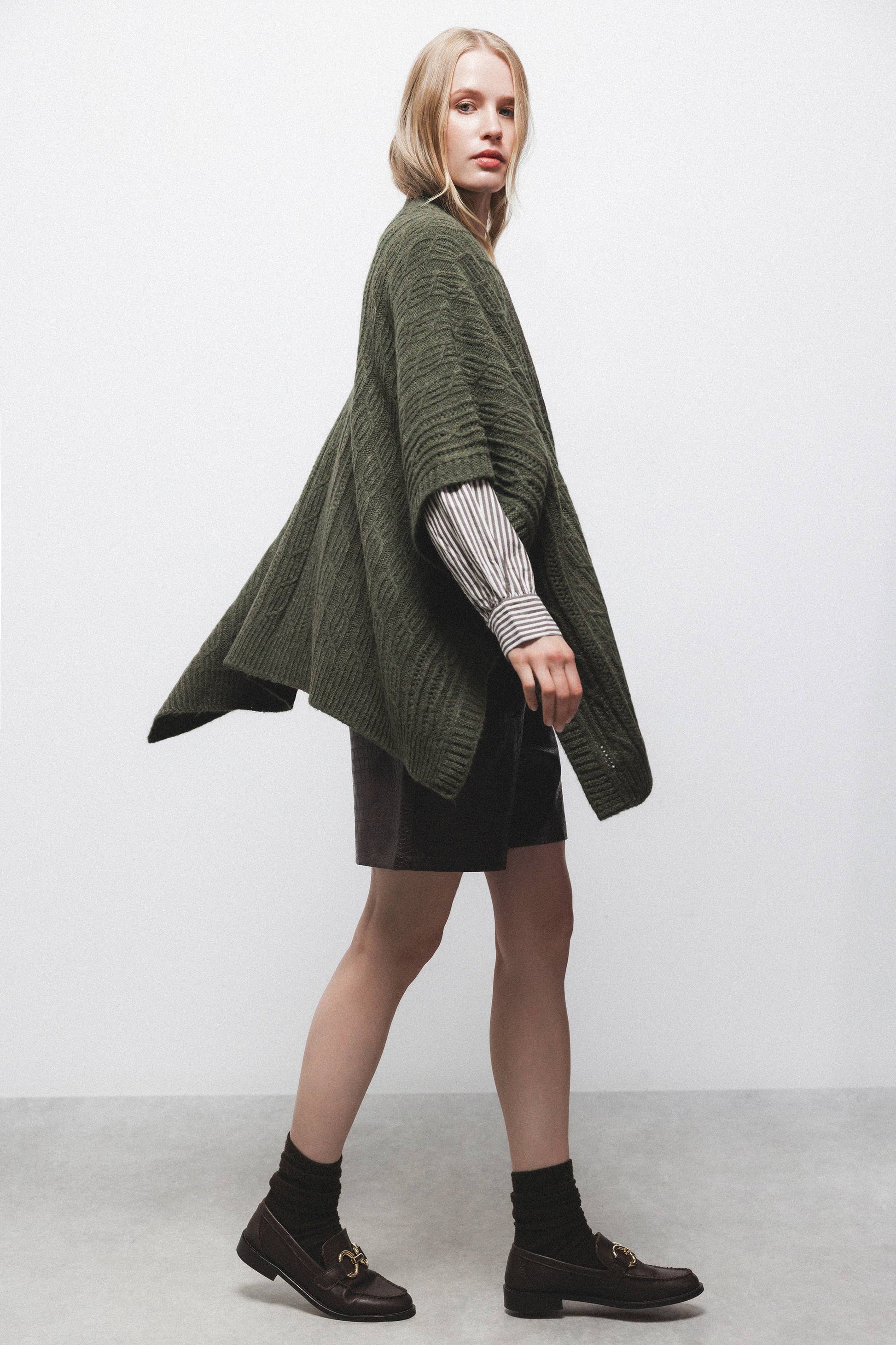 Mantella in maglia con tasche