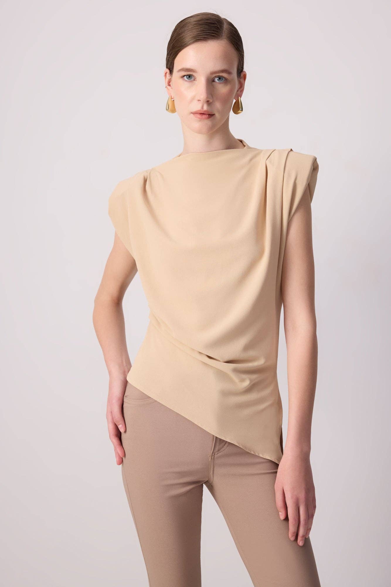 Blusa asimmetrica beige con pieghe sulla spalla