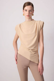 Blusa asimmetrica beige con pieghe sulla spalla