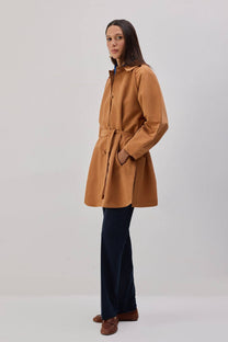 Trench corto con cintura