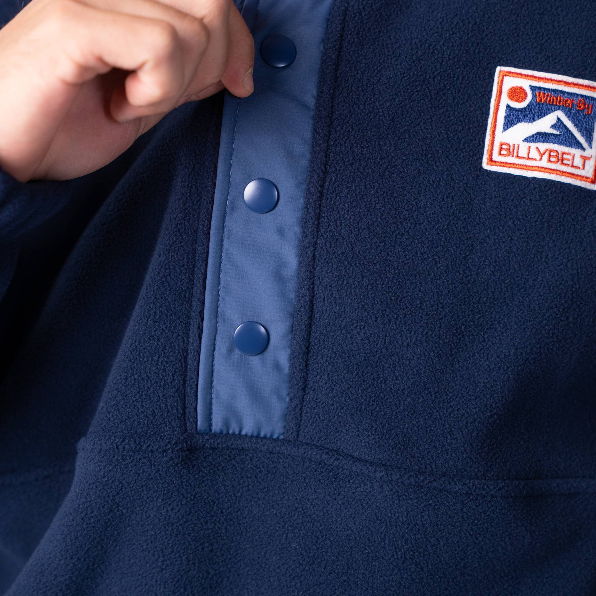 Felpa in pile blu navy con colletto a bottoni