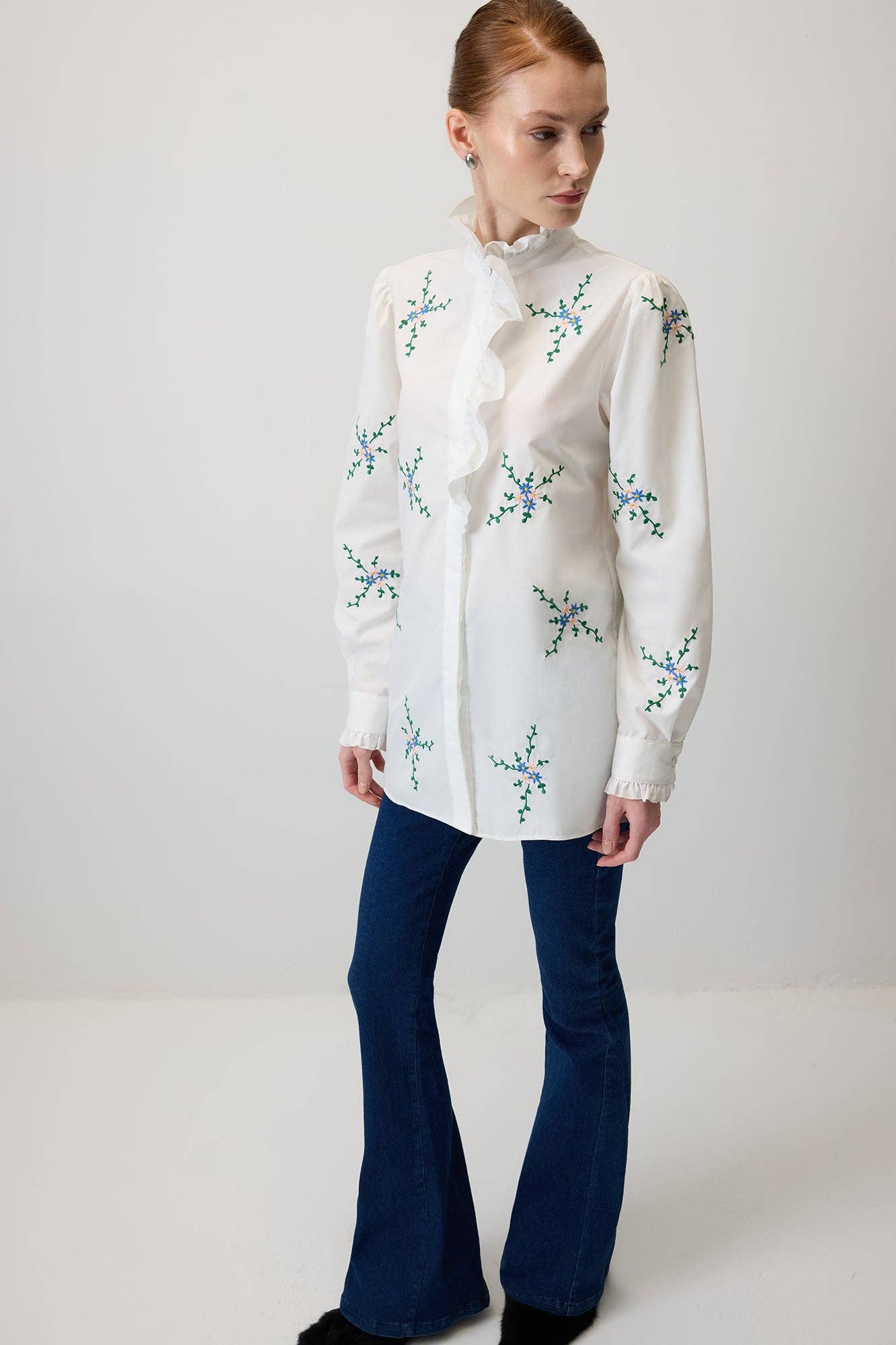 Camicia in popeline ricamata a fiori con volant