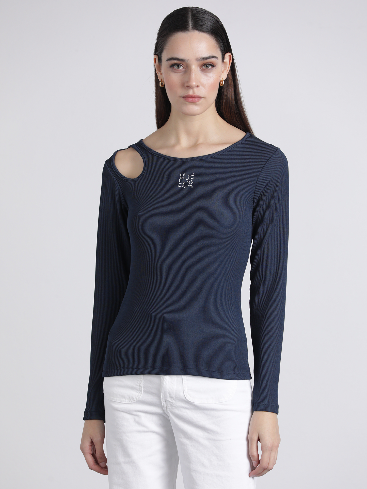 Top a costine con cut-out e ricamo