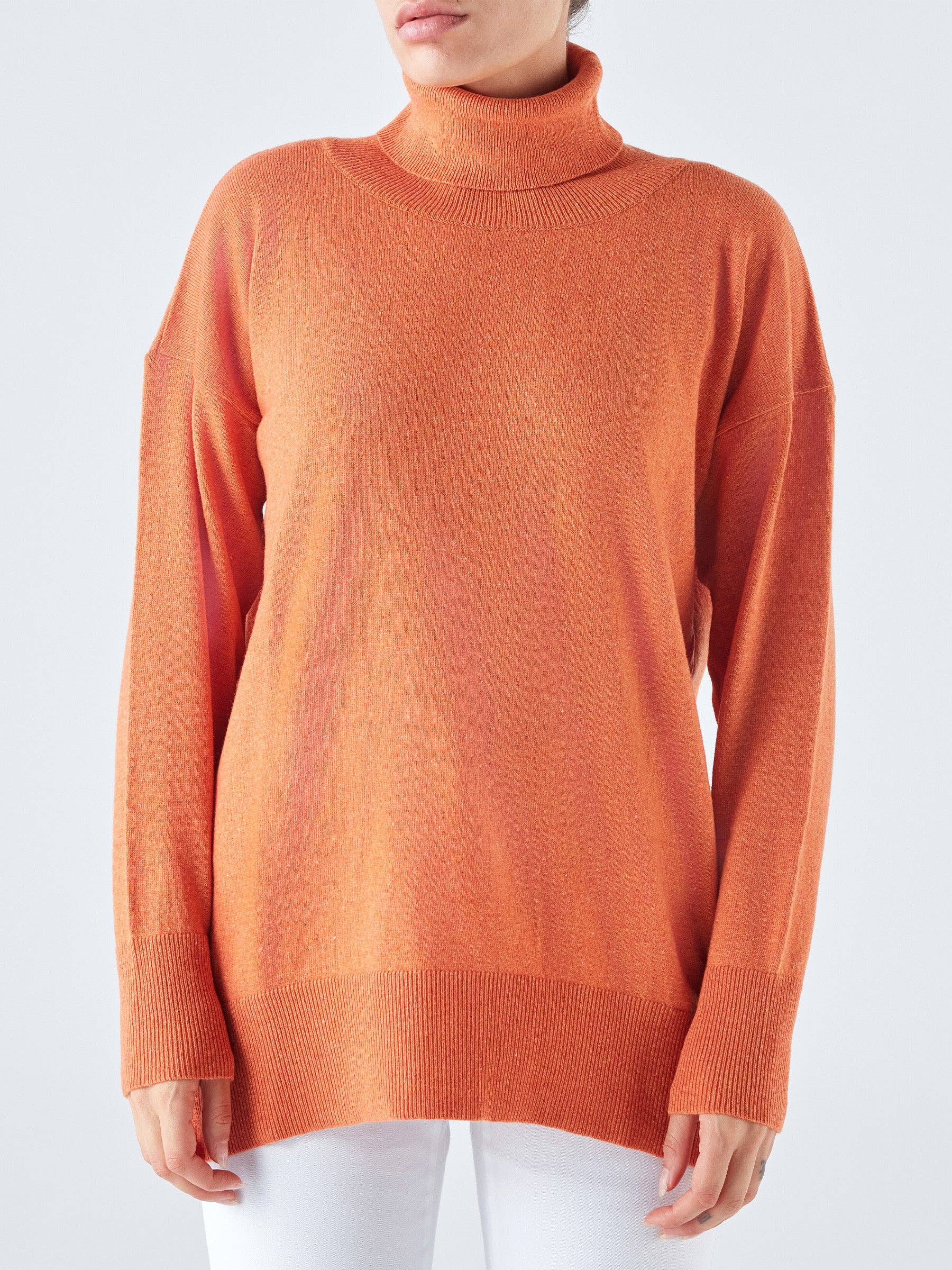 Maglione dolcevita con righe laterali