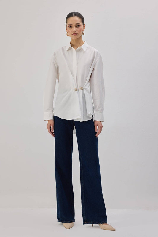 Camicia in popeline con accessori in metallo