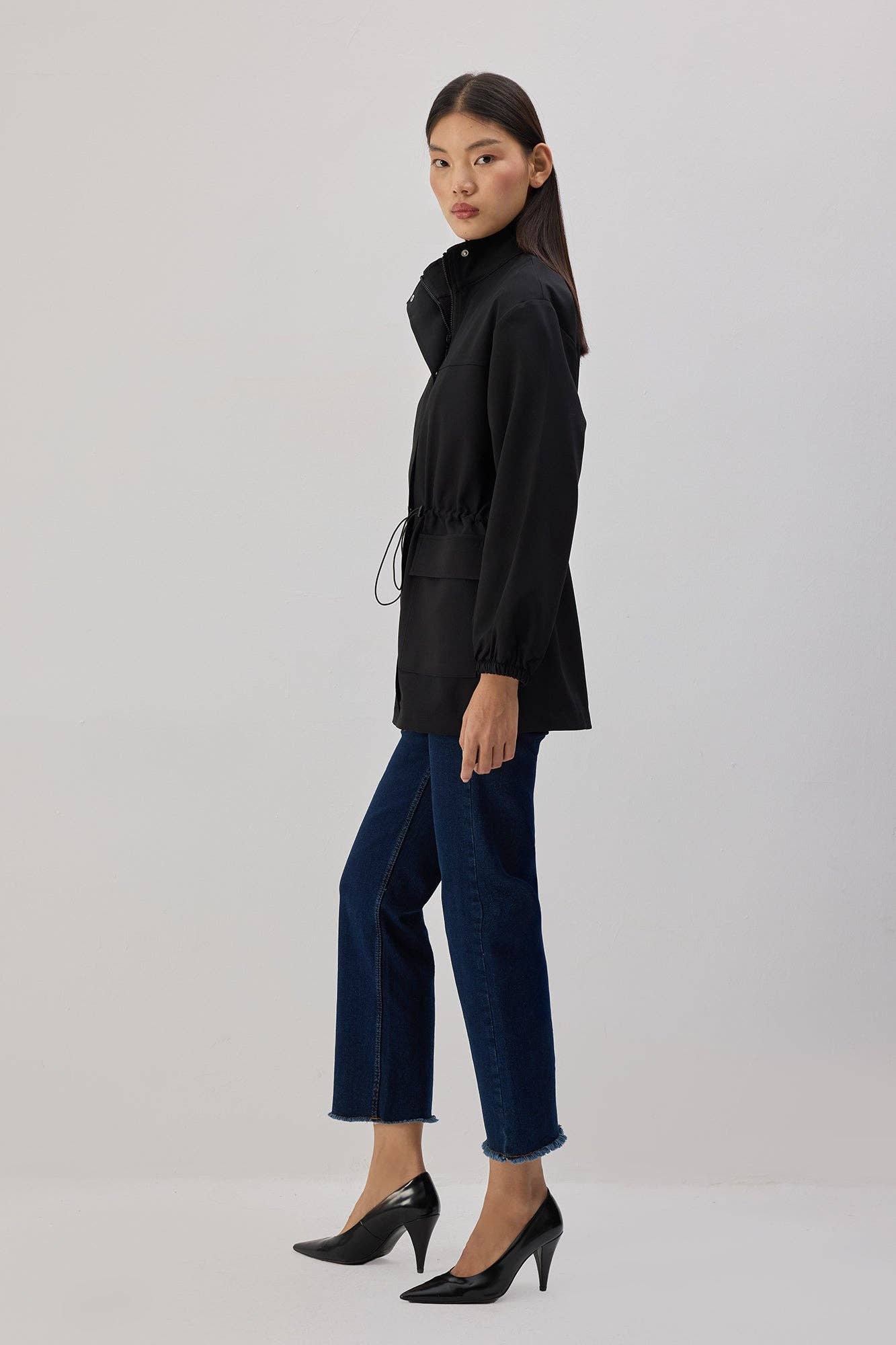 Giacca nera con zip e collo alto