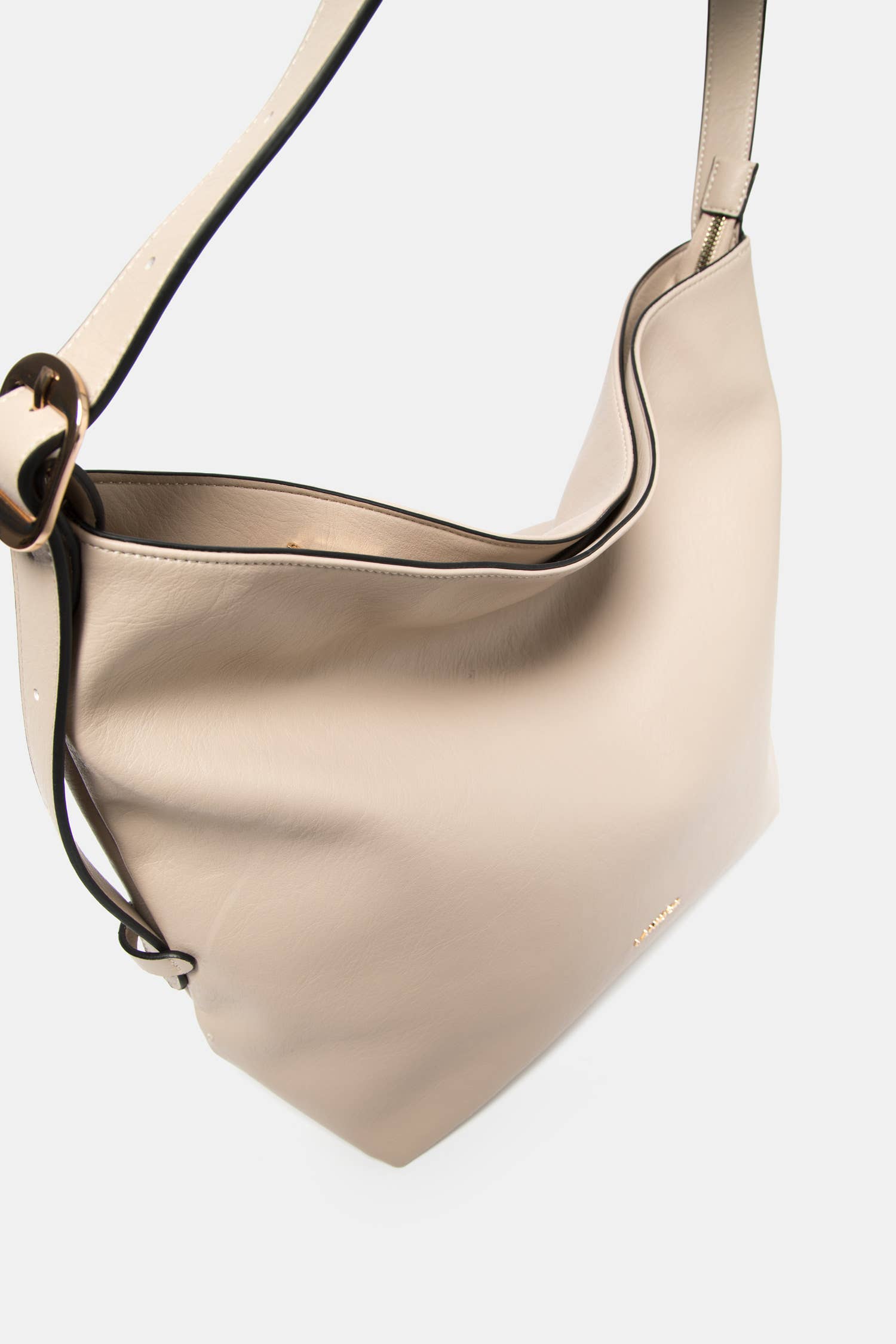 Borsa a spalla in pelle sintetica con tracolla e fibbia a contrasto