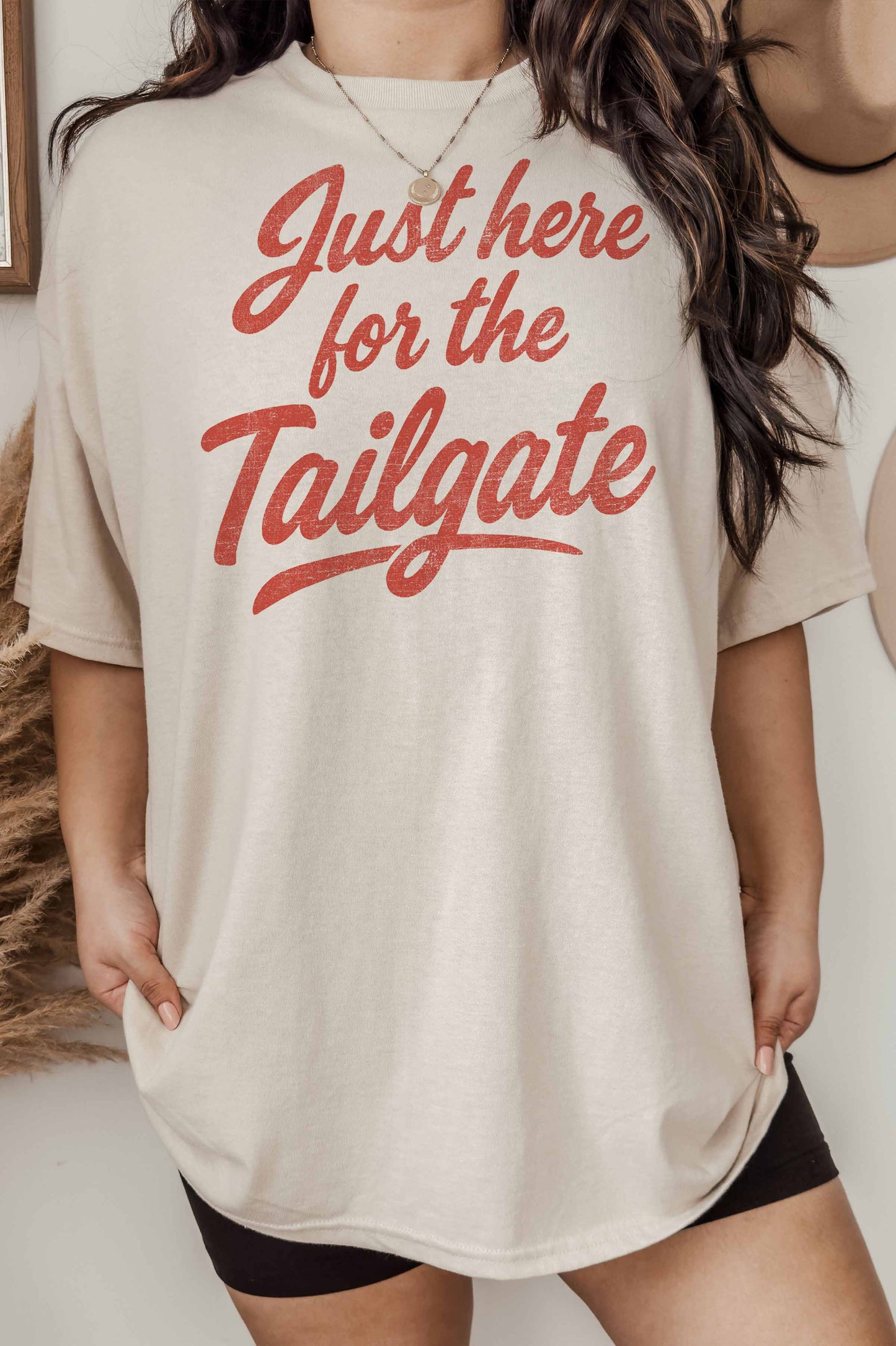 T-shirt oversize grafica “Just Here for the Tailgate”