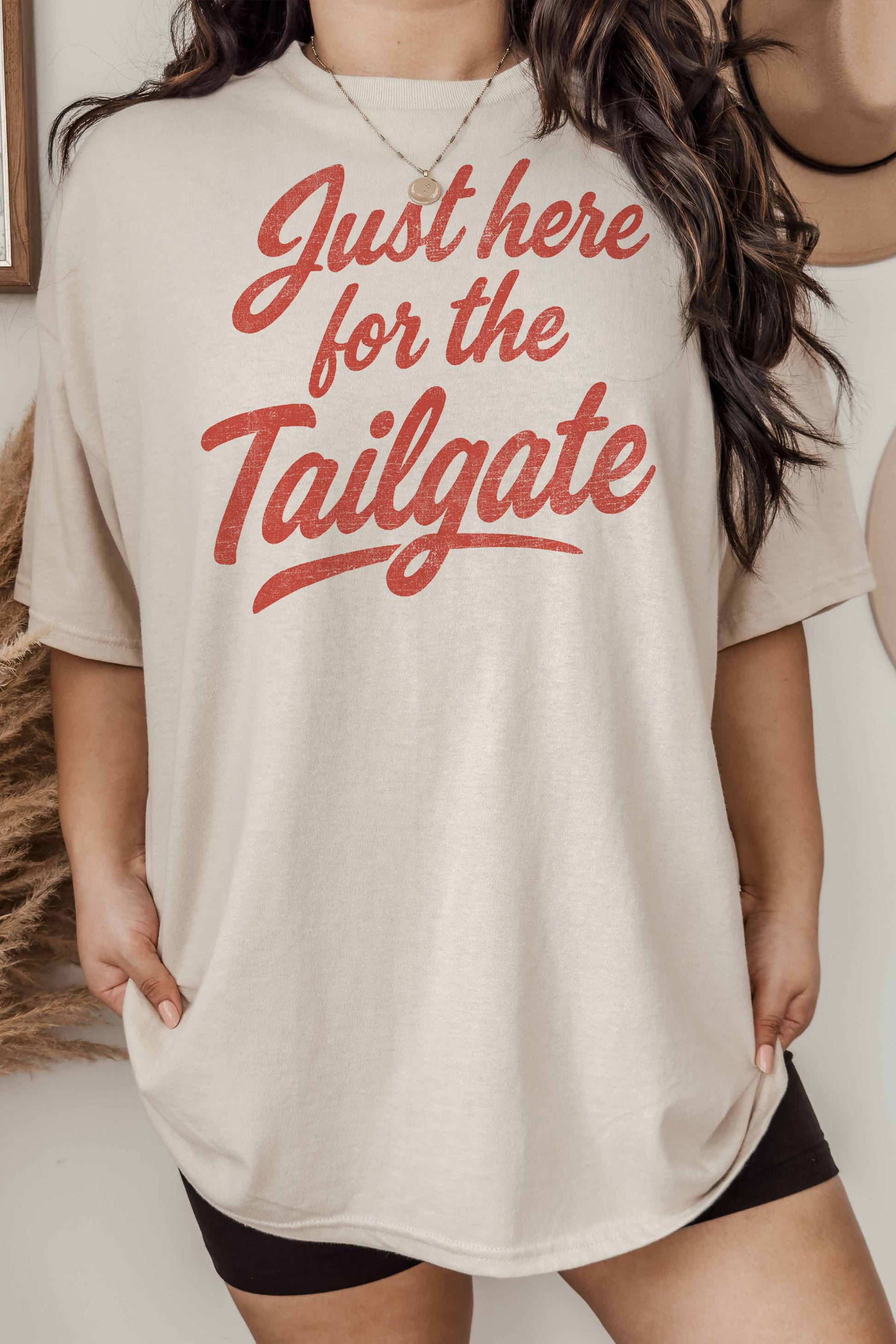 T-shirt oversize grafica “Just Here for the Tailgate”